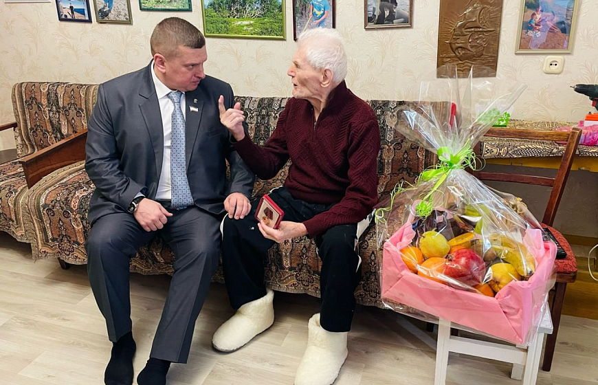 Евпаторийским ветеранам вручили юбилейные медали к 80-летию Победы